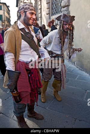 Junge Männer gekleidet als Captain Sparrow und andere Charaktere aus Fluch der Karibik, Lucca Comics und Spiele Festival, 2011 Stockfoto