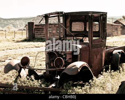 Ein alte verrosteter Ford LKW sitzt auf einem Bauernhof. Museum of the Mountain West in Montrose, Colorado. Stockfoto