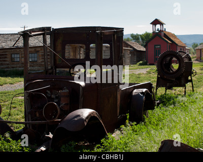 Ein alte verrosteter Ford LKW sitzt auf einem Bauernhof. Museum of the Mountain West in Montrose, Colorado. Stockfoto