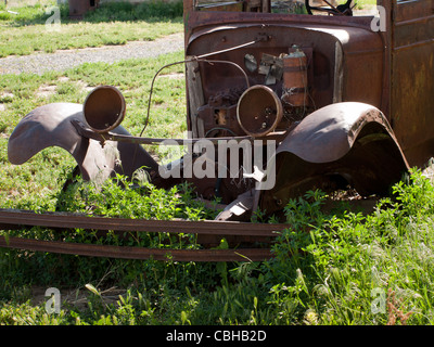 Ein alte verrosteter Ford LKW sitzt auf einem Bauernhof. Museum of the Mountain West in Montrose, Colorado. Stockfoto