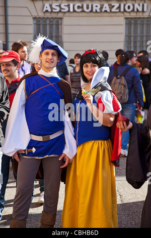 Junge Menschen als Schneewittchen und ihr Prinz verkleidet in Lucca Comics und Spiele Festival, 2011 Toskana, Italien Stockfoto