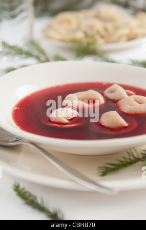 Traditionelle polnische rote Borschtsch (Barszcz) mit Ohr Knödel als Teller Weihnachten Stockfoto
