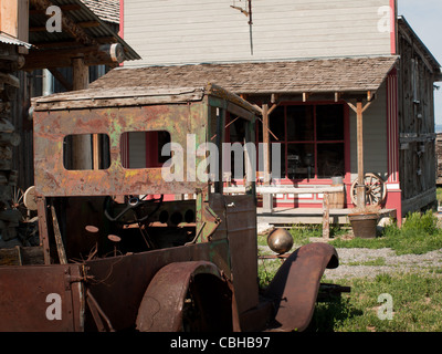 Ein alte verrosteter Ford LKW sitzt auf einem Bauernhof. Museum of the Mountain West in Montrose, Colorado. Stockfoto