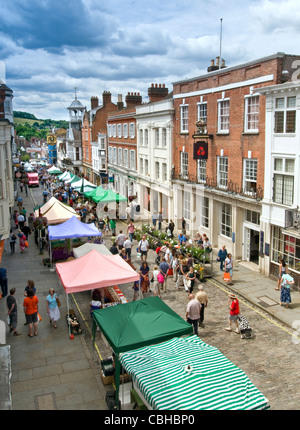 Guildford Alfresco Stände Essen historische Hauptstraße und Shopper an einem geschäftigen Sommermarkttag Guildford Surrey UK Stockfoto