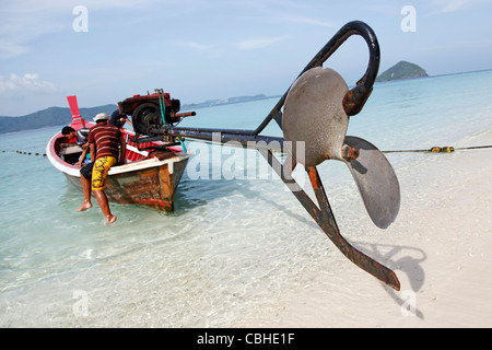 Traditionelle Thai lange tailed Boot und Besatzung und tropische Seenlandschaft auf Coral Island, Phuket, Thailand Stockfoto