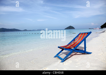 Bunte Urlaub Liegestühle am Strand auf Coral Island, Phuket, Thailand Stockfoto