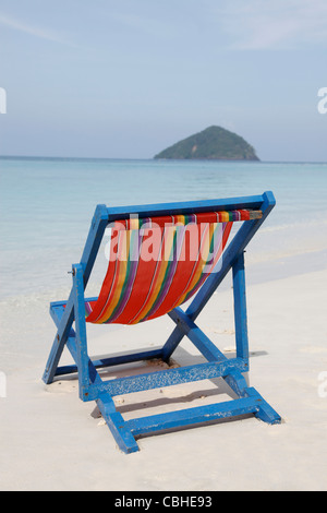 Bunte Urlaub Liegestühle am Strand auf Coral Island, Phuket, Thailand Stockfoto