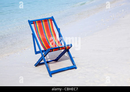 Bunte Urlaub Liegestühle am Strand auf Coral Island, Phuket, Thailand Stockfoto