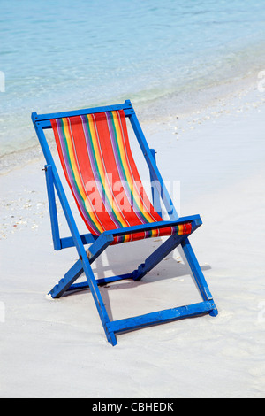 Bunte Urlaub Liegestühle am Strand auf Coral Island, Phuket, Thailand Stockfoto