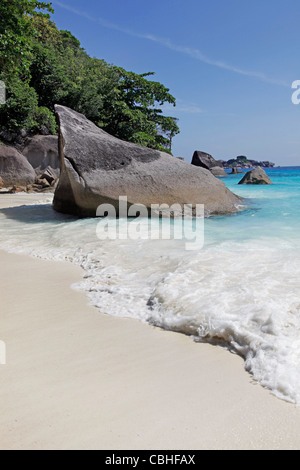 Tropischen Sandstrand Szene mit Bäumen und Felsen auf Miang Insel, Similan Inseln, Phang-Nga, in der Nähe von Phuket, Thailand Stockfoto