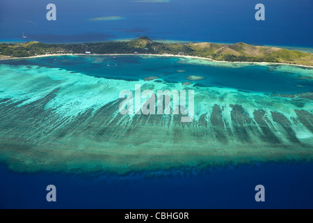 Mana Island und Coral reef, Mamanuca Inseln, Fiji, Südsee - Antenne Stockfoto