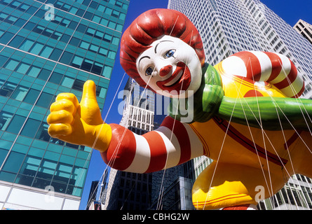 Thanksgiving-Parade. Macy's Thanksgiving-Feierlichkeiten in New York City. Ronald McDonald Ballon gibt Daumen hoch. Nahaufnahme eines Clowns. USA Stockfoto