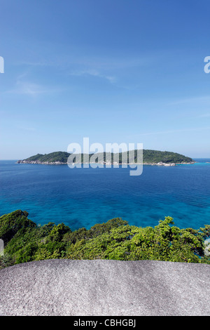 Blick vom Segeln Rock auf Similan Insel Ba-Ngu Insel auf den Similan Inseln, Phang-Nga, in der Nähe von Phuket, Thailand Stockfoto
