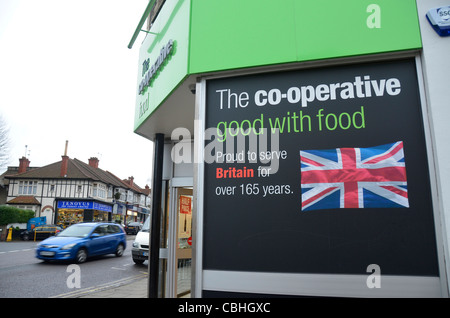 Gedruckt britische Flagge, Union Jack, Co-Operative Supermarkt Gebäude Eingang, Henleaze, Bristol, England, UK Stockfoto