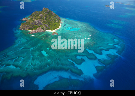 Monuriki Island und Coral reef, Mamanuca Inseln, Fiji, Südsee - Antenne Stockfoto