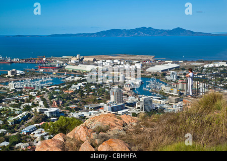 Australien, Queensland, Townsville, Blick auf die Stadt und den Hafen von Castle Hill Stockfoto