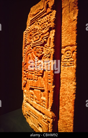 Präkolumbianischen geschnitzten steinernen Stelen im Eintrag der Kulturen von Oaxaca entfernt, Santo Domingo de Guzman Ex-Kloster in Oaxaca, Mexiko Stockfoto