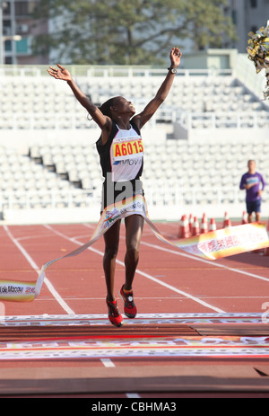 Athlet überquert die Ziellinie, Cheshire Rose Jepkemboi, Kenia Athlet, Macau marathon Stockfoto