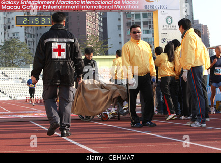 Marathon-Athleten genommen im Rollstuhl an der Ziellinie, Macau Marathon Stockfoto