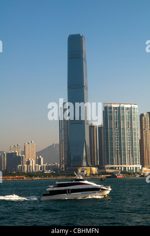 Victoria Harboor mit ICC Tower in Kowloon vom Central, Hong Kong gesehen. Stockfoto