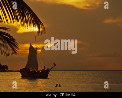 Tourenboot Segeln bei Sonnenuntergang auf Lagune Nichupté in Cancun, Mexiko Stockfoto