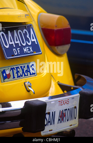 Gelbes Auto mit Mexiko-Kfz-Kennzeichen, Nummernschild Texas 'San Antonio' und Texas Aufkleber, Mexico City, Mexiko Stockfoto