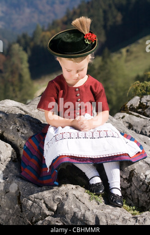 Kleine Mädchen im bayerischen beten Stockfoto