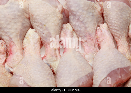 Nahaufnahme Bild von mehreren rohen chicken Drumsticks, wie sie auf die Regale der Supermärkte zu finden. Stockfoto