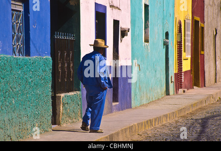 Mann in blau im Dorf von Tonala in der Nähe von Guadalajara, Jalisco, Mexiko Stockfoto