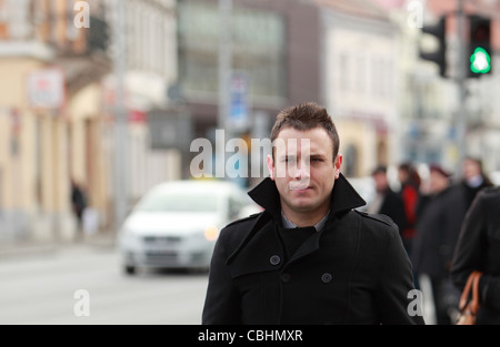 Ökologische Porträt eines jungen Geschäftsmann in einer Straße von einer alten europäischen Stadt. Stockfoto