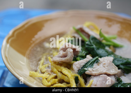 Knusprige Nudeln Rad Na. Schweinefleisch Gemüse auf Teller geben. Stockfoto