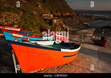 Kleine Boote des Priesters Cove, West Cornwall im Abendlicht. Stockfoto