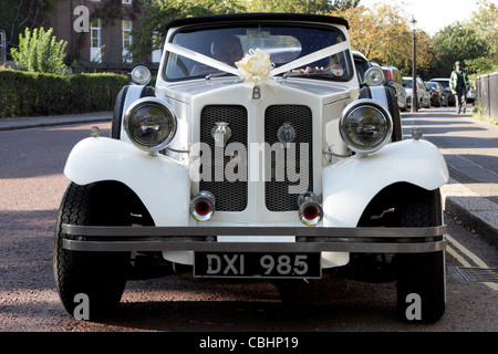 White Wedding Fahrzeug im inneren Kreis der Regents Park geparkt Warten auf das glückliche Paar. Ob Sie es glauben oder nicht, das ist ein Mini Konvertierung. Stockfoto