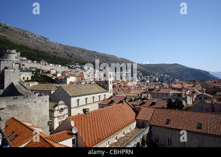 Blick auf die Stadt Wand über Terrakotta Dächer & Kloster Altstadt DUBROVNIK Kroatien 5. Oktober 2011 Stockfoto