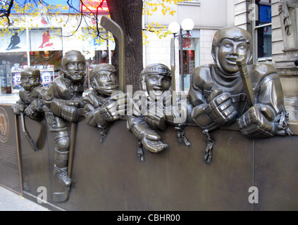 HOCKEY HALL OF FAME, Toronto. Skulptur von Spielern außerhalb des Museums. Foto Tony Gale Stockfoto