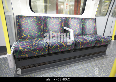 leere Sitzreihe auf neue London unterirdisch Zug Wagen England Vereinigtes Königreich Großbritannien Stockfoto