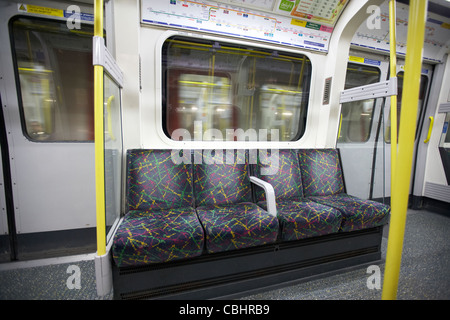 leere Sitzreihe auf neue London unterirdisch Zug Wagen England Vereinigtes Königreich Großbritannien Stockfoto