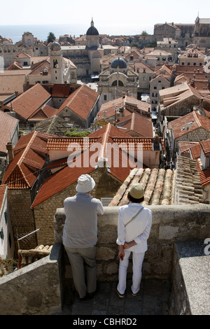 Touristen auf der Dachterrasse Blick über alte Altstadt DUBROVNIK Kroatien 5. Oktober 2011 Stockfoto