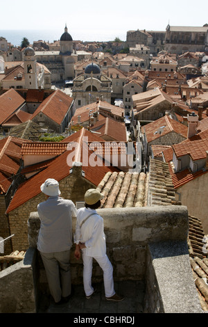 Touristen auf der Dachterrasse Blick über alte Altstadt DUBROVNIK Kroatien 5. Oktober 2011 Stockfoto