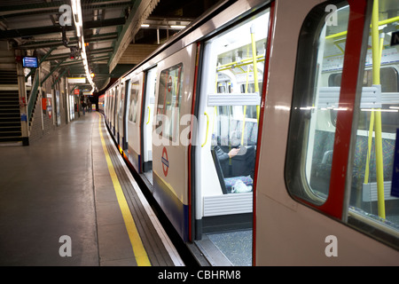 offene Türen der u-Bahn am Bahnhof London underground England Vereinigtes Königreich Großbritannien Stockfoto