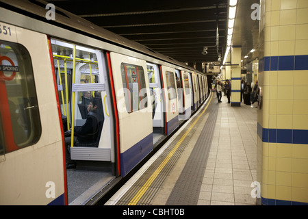 offene Türen der u-Bahn am Bahnhof London underground England Vereinigtes Königreich Großbritannien Stockfoto