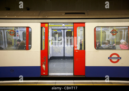 schließenden Türen des Schlauches Zug sitzen am Bahnhof London underground England Vereinigtes Königreich Großbritannien Stockfoto