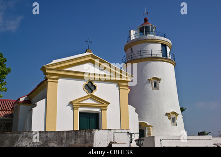 Capela de Nossa Senhora da Guia und Guia Leuchtturm auf der Guia Festung. Stockfoto