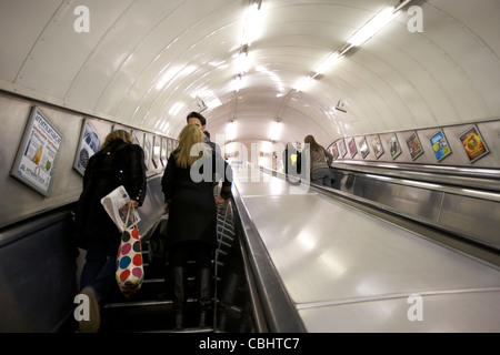 Passagiere und Pendler hinauf auf die Rolltreppe in einem Londoner u-Bahn tube Station England Vereinigtes Königreich Großbritannien Stockfoto