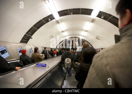 Passagiere und Pendler auf der Rolltreppe in einem Londoner u-Bahn tube Station England Vereinigtes Königreich Großbritannien Stockfoto