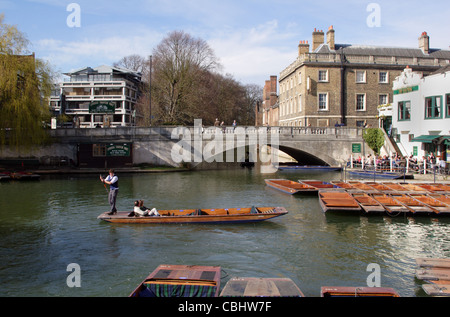 Traditionelle Punts mieten entlang Fluss Cam, Cambridge, England, UK Stockfoto