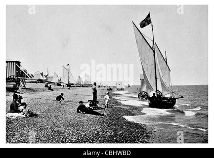 Aldeburgh Suffolk East Anglia England blaue Flagge Kies Strand Fischer Hütten Yacht Club Festival Kunst Kunst Segel Segelboot Stockfoto