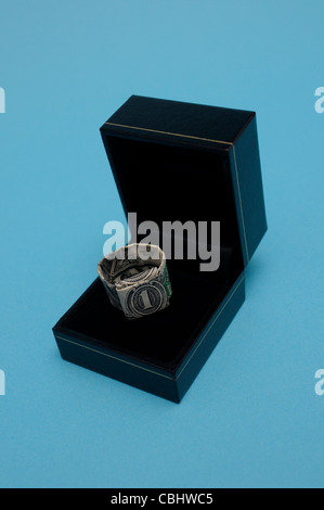 America First, Trump ist umwirbt die Welt als Wirtschaft Politik dominieren. Foto zeigt Origami Ring von einem Dollar Bill in einer Schmuckschatulle. Stockfoto