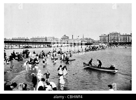 Southport Pier Grad II aufgeführten Struktur Merseyside England Straßenbahn Straßenbahn Promenade am Meer Ruderboot Strand paddeln Stockfoto