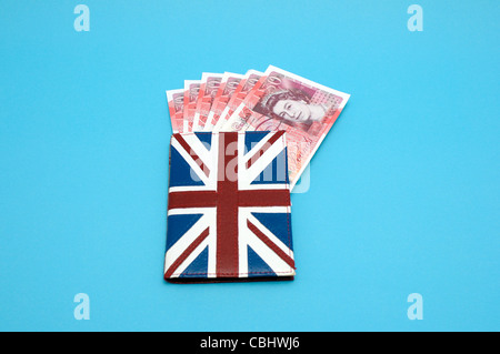 Union Jack Flagge Passinhabers mit ein Fan von 6 fünfzig Pfund-Banknoten auf blauem Grund. Stockfoto